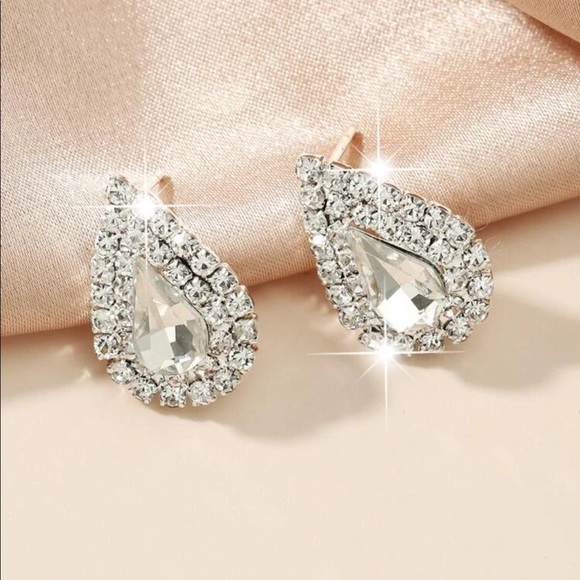 ¥ Silver Pear Shaped Rhinestone Stud Earrings - Picture 2 of 2